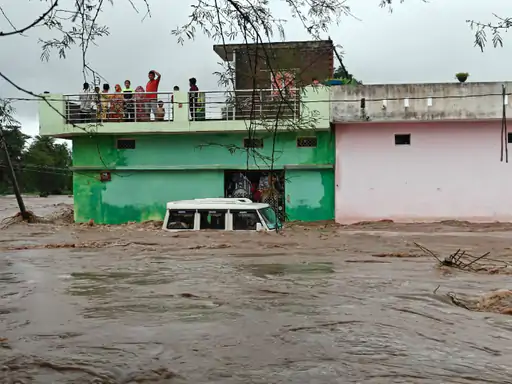 बाढ़ में फंसे 50 लोगों को SDRF ने बचाया:छतरपुर में पूछी-दालोन गांव डूबे; पचेर घाट में पेड़ों पर चढ़कर बचाई लोगों ने जान
